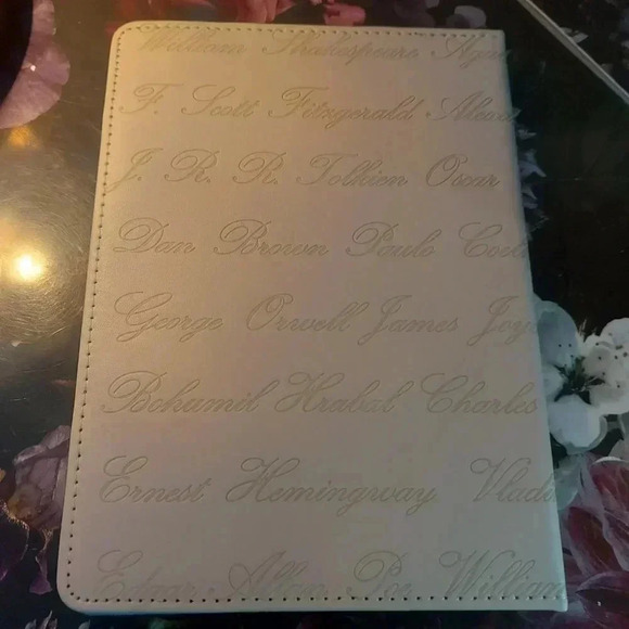 E-Reader Sleeve Cover Case Cream Faux Leather Authors Names Engraved - Picture 3 of 9